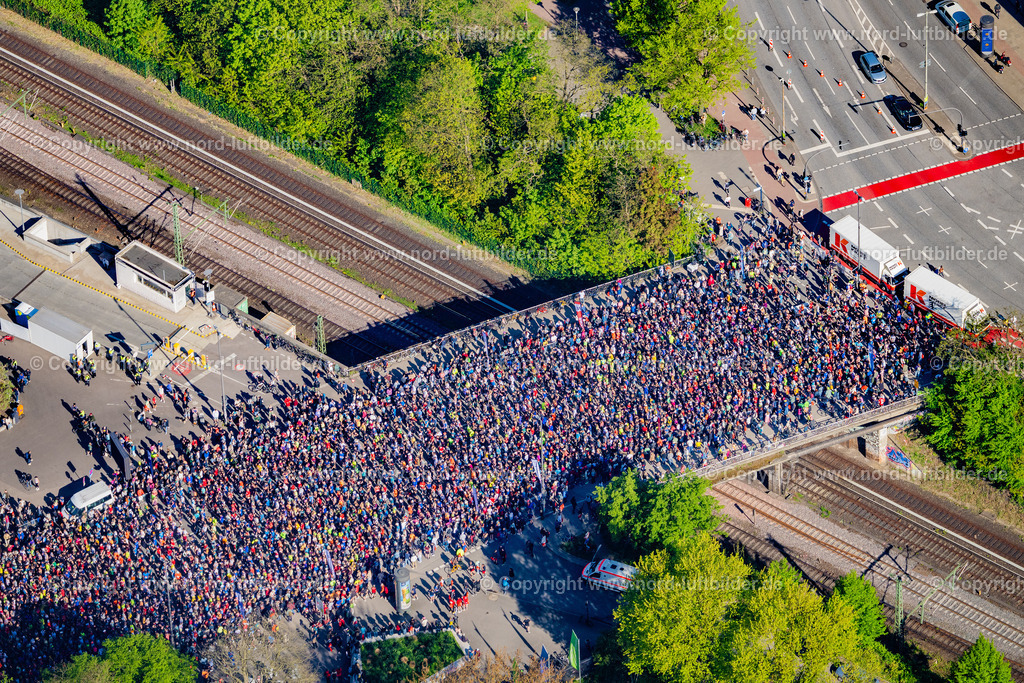 Hamburg_Marathon_Start_Messe_Hallen_ELS_2039270425 | HAMBURG 27.04.2025 Teilnehmer der Sportveranstaltung " Hamburg Marathon " auf dem Veranstaltungsgelände an der Rentzelstraße, Tiergartenstraße im Ortsteil Rotherbaum in Hamburg, Deutschland. Weiterführende Informationen bei: Marathon Hamburg Veranstaltungs GmbH. // Participants of the sporting event " Hamburg Marathon " at the event area on street Rentzelstrasse, Tiergartenstrasse in the district Rotherbaum in Hamburg, Germany. Further information at: Marathon Hamburg Veranstaltungs GmbH. Foto: Martin Elsen