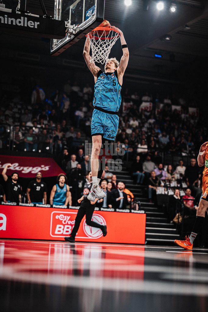 Basketball | Männer | Saison 2025/2026 | easyCredit Basketball Bundesliga | 13. Spieltag | Veolia Towers Hamburg vs. Rostock Seawolves | 22.04.2026 | Zsombor Maronka (#5, Veolia Towers Hamburg) beim Dunk