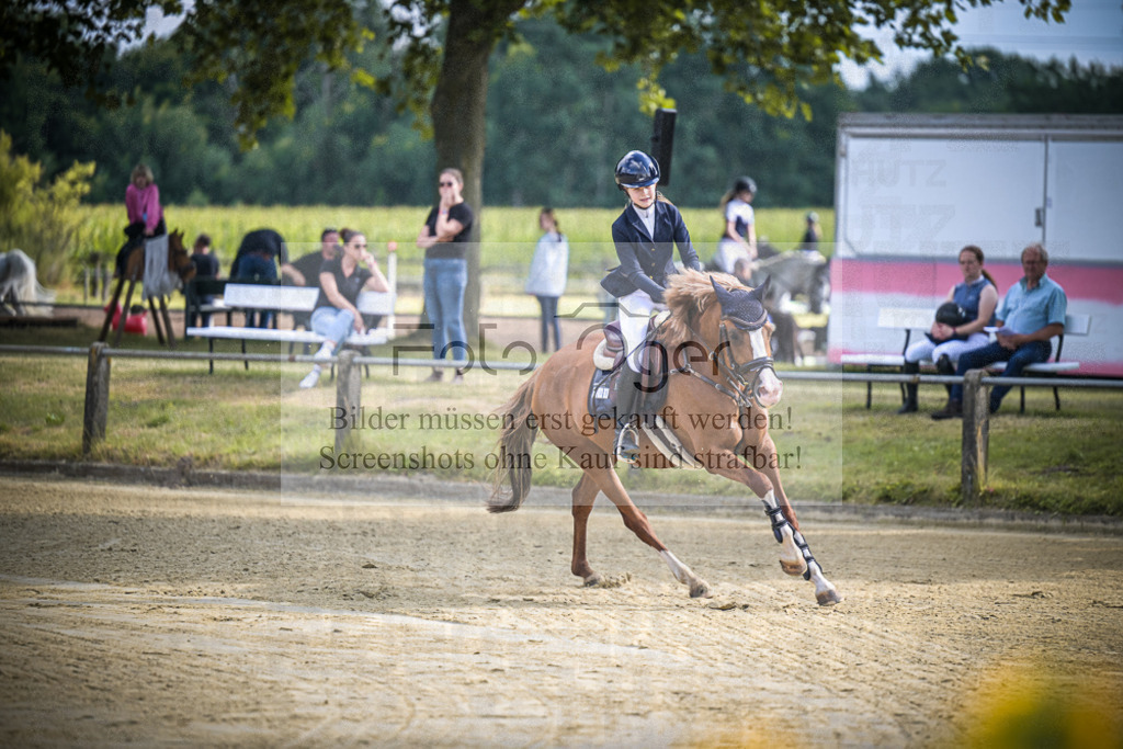 DOS_2169 | Entdecke hochwertige Reitturnierfotos von Foto Oger. Professionell, emotional und authentisch – jetzt Lieblingsmomente im Shop bestellen.Deutschlandweite Turnierfotografie. - Realisiert mit Pictrs.com