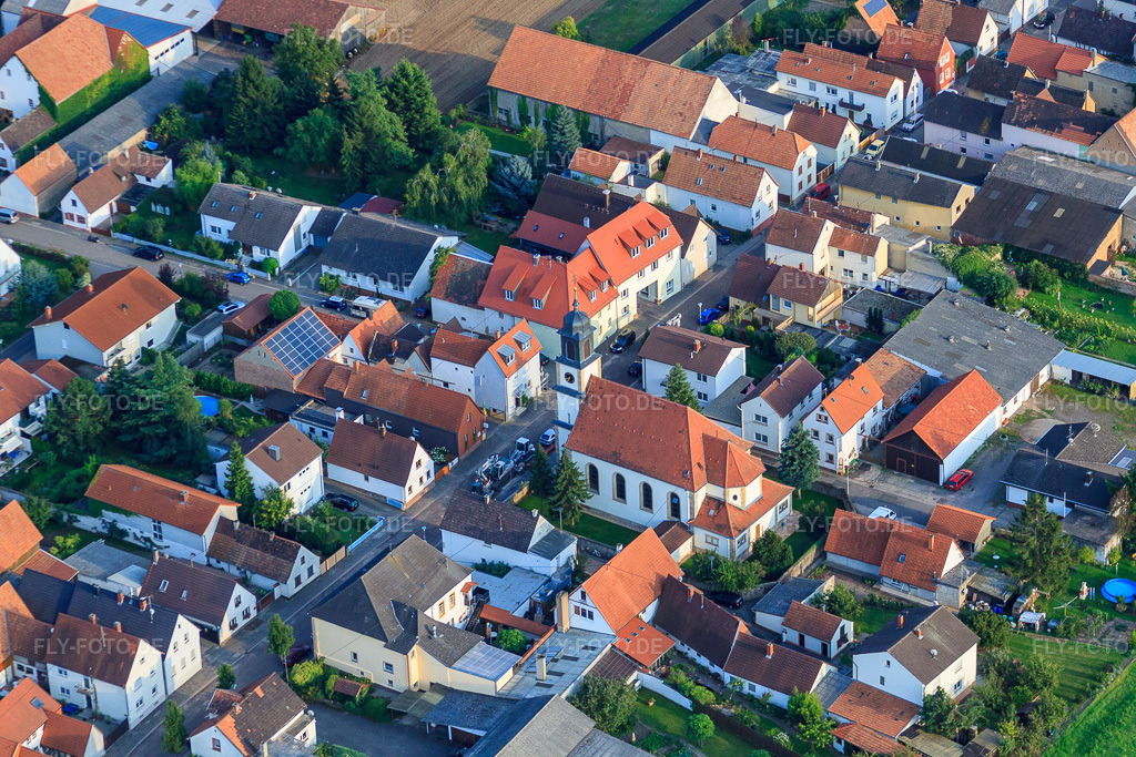 Luftbild: Kirche St. Martin im Ortsteil Mörlheim in Landau im Bundesland Rheinland-Pfalz in Deutschland. Foto: IMG_33158.jpg vom 04.09.2010 durch Werner Riehm/FLY-FOTO.de