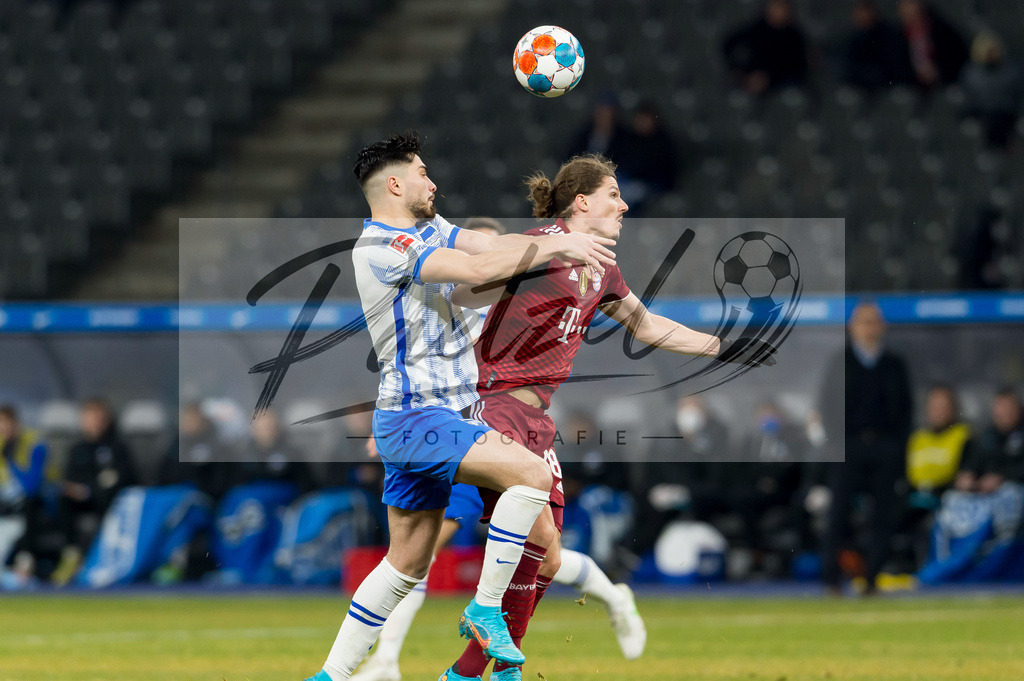 BSCFCB20220123_125 | Fussball, Herren: Suat Serdar (Hertha BSC) und Marcel Sabitzer (FC Bayern Muenchen) im Zweikampf bei dem Spiel der 1. Bundesliga zwischen Hertha BSC und FC Bayern Muenchen im Olypiastadion am 23.01.2022 in Berlin, Deutschland.DFB / DFL REGULATIONS PROHIBIT ANY USE OF PHOTOGRAPHS AS IMAGE SEQUENCES AND/OR QUASI-VIDEO. - Realisiert mit Pictrs.com