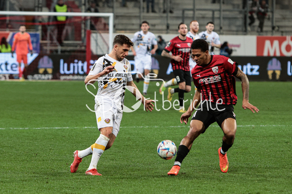 FC Ingolstadt - Dynamo Dresden | Ahmet Metin ARSLAN (SGD #21) im Duell mit Justin BUTLER (FCI #31)