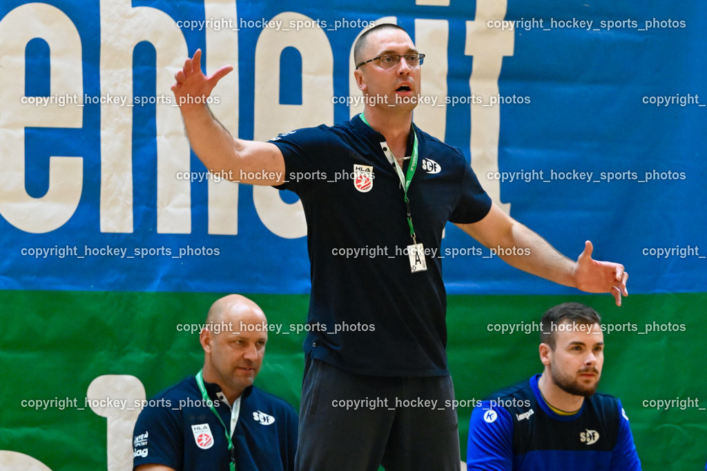SC Ferlach vs. HC Linz AG 11.10.2023 | Headcoach SC Ferlach ARNAUDOVSKI Risto, MIKLIN Gerald, #33 STRIEBNIG Florian SC Ferlach, SC Ferlach vs. HC Linz AG 11.10.2023, SC Ferlach vs. HC Linz AG am 11.10.2023 in Ferlach (Ballspielhalle Ferlach), Austria, (Photo by Bernd Stefan)