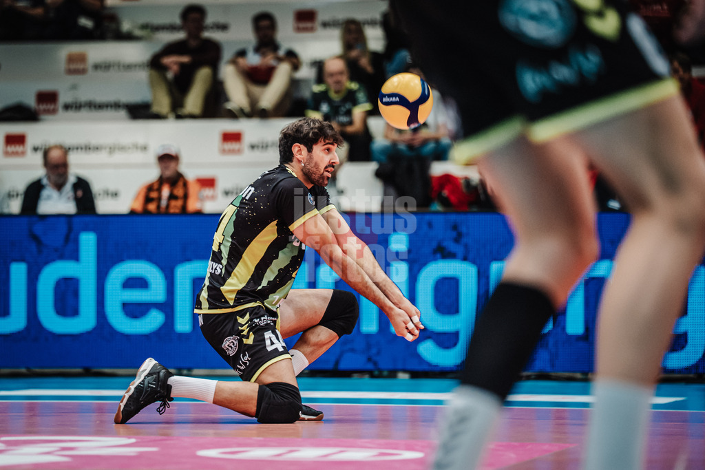 Volleyball | Herren | Saison 2025/2026 | Volleyball Ligacup | FT 1844 Freiburg vs. Helios GRIZZLYS Giesen | 12.10.2024 | Juan Manuel Gonzalez (#44, Helios GRIZZLYS Giesen) nimmt den Ball an