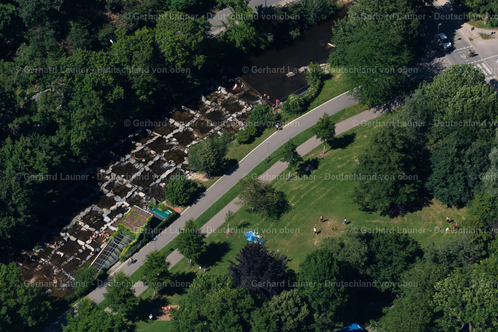 4033400 | FREIBURG IM BREISGAU 30.06.2020 Fluss- Uferbereichen der Dreisam bei Niedrigwasser mit badenden Menschen an der Straße Fritz-Horch-Weg in Freiburg im Breisgau im Bundesland Baden-Württemberg, Deutschland. Weiterführende Informationen bei: Stadt Freiburg im Breisgau. // Town on the banks of the river of Dreisam bei Niedrigwasser on street Fritz-Horch-Weg in Freiburg im Breisgau in the state Baden-Wuerttemberg, Germany. Further information at: Stadt Freiburg im Breisgau. Foto: Gerhard Launer