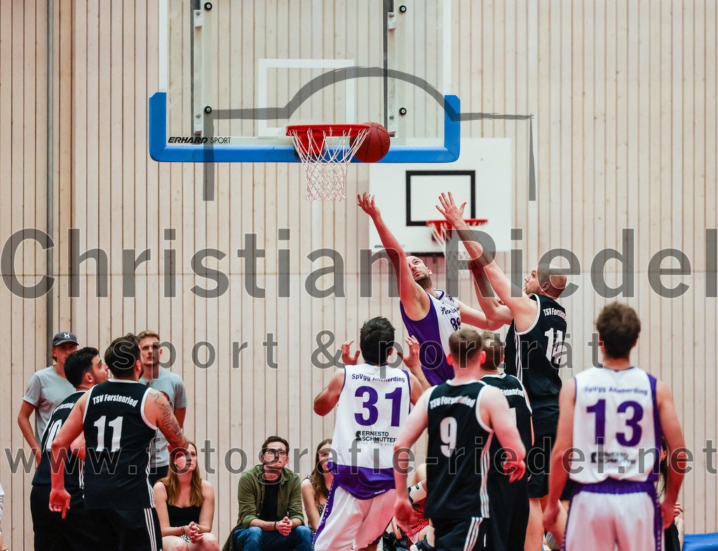 2022-05-15_083_SpVgg_Altenerding_gegen_TSV_Muenchen-Forstenried | Erding, Deutschland, 15.05.2022:
Basketball, Bezirksliga 2021 / 2022, Play-Offs, SpVgg Altenerding gegen TSV München-Forstenried, Endergebnis: 55:57

Alexej Simon (TSV München-Forstenried, #11), Sasa Sukovic (SpVgg Altenerding, #31), Krsto Milivojevic (SpVgg Altenerding, #89), Jonathan David Schmidt (TSV München-Forstenried, #9), Felix Schuster (TSV München-Forstenried, #14), Jonah Timothy Richardson (SpVgg Altenerding, #13)

Foto: Christian Riedel / fotografie-riedel.net