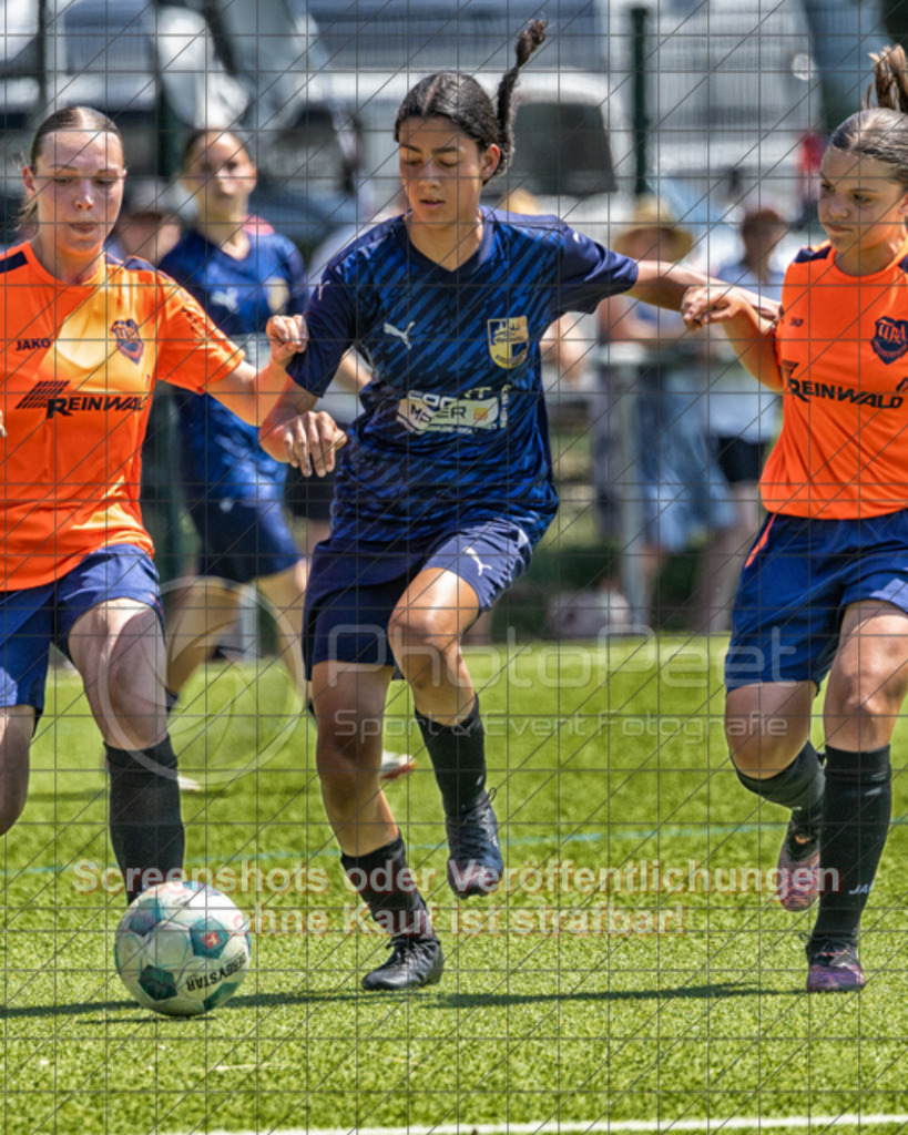 20250622_143937_0407-Bearbeitet | #,ASV Eislingen (blau) vs. Tura Untermünkheim (orange), Fussball, Aufstiegsspiel in B-Juniorinnen-VS Nord Runde 2 - WfV, Saison 2024/2025, Kunstrasensportplatz im Ösch, Staufeneckerstraße, 73054 Eislingen, 22.06.2025 - 14:00 Uhr,Foto: PhotoPeet-Sportfotografie/Peter Harich