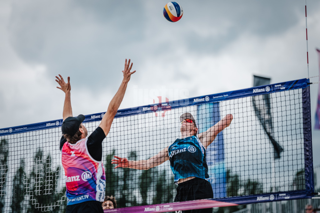 Beachvolleyball | Männer | German Beach Tour 2024 | Tourstop Bremen | 09.06.2024 | Philipp Huster (rechts) beim Angriff gegen Paul Henning (links)