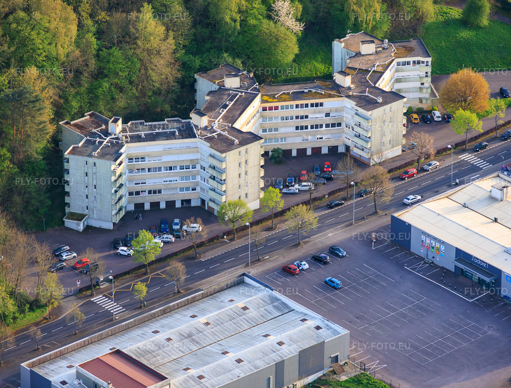 Vue aérienne: Immeuble en forme de zigzag rue du Général Mangin à le quartier Centre Ville Felsberg in Saint-Avold dans le département Moselle, France.Photo: IMG_154304.jpg prise le 17/04/2026 par Werner Riehm/FLY-FOTO.euRésolution de l'original: 5018 x 3805 px