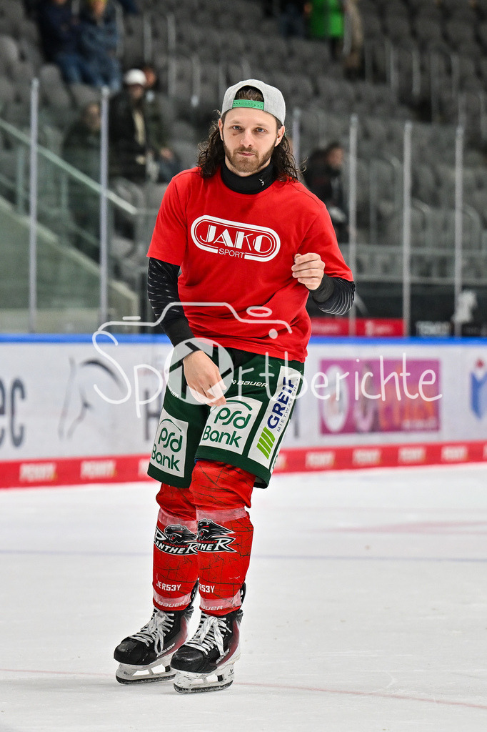 Augsburger Panther - Schwenninger Wild Wings | AUGSBURG, GERMANY - 02. JANUARY: das Team der Panther feiert zusammen mit den Fans den wichtigen Heimsieg gegen die Wild Wings nach dem Match zwischen den Augsburger Panthern und den Schwenninger Wild Wings am 35. Spieltag der Penny DEL im Curt Frenzel Stadion / Anthony LOUIS (Augsburger Panther 18)