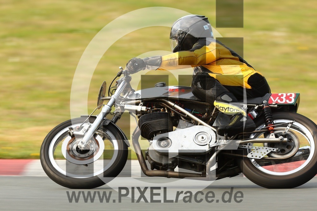 0v33-20260418_04779 | Schöne Erinnerungen an spannende Momente - das festzuhalten ist unser Job. PIXELrace.de ist seit 2003 auf den Rennstrecken Europas unterwegs um die Action draußen beim Fahren und die wunderbare Stimmung imm Fahrerlager für euch einzufangen.