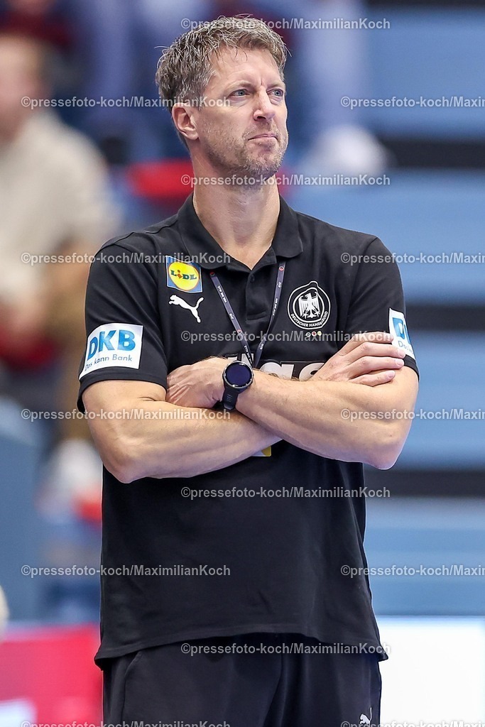 DHB16102501060 | 16.10.2025, Handball, EHF Frauen Länderpiel, EM Qualifikation 2026, Deutschland - Nordmazedonien, Schwalbe-Arena in Gummersbach:  Nationaltrainer Markus GAUGISCH (GER #hc) 