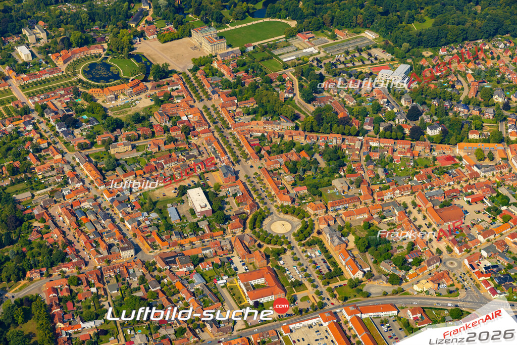 Schrägluftbild  Alexandrinenplatz  Ludwigslust - Das Luftbild wurde 2025 vom UL-Flugzeug heraus erstellt (ohne Drohne- keine Drohnenaufnahme ) - Hochauflösende Luftaufnahme -Nicht vergleichbar mit Google Maps oder Satelittenbilder- Die Geschenkidee !Mit Lizenz und Bildrechte bestellbar