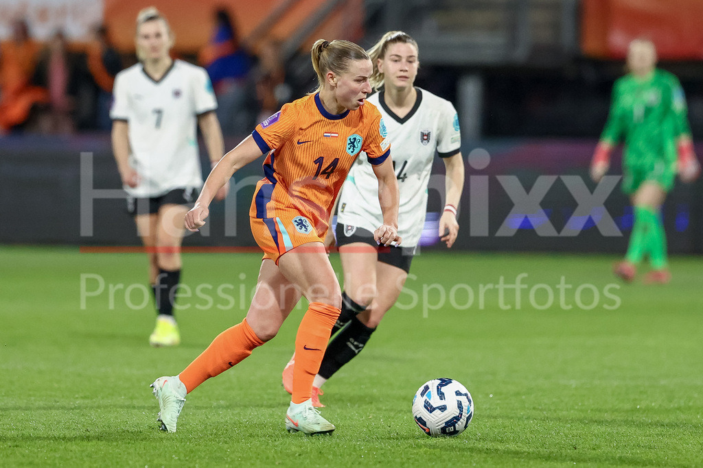 Fussball, UEFA Women s Nations League, Deutschland - Österreich | v.li.: Jackie Groenen (Niederlande, 14) am Ball, Einzelbild, Ganzkörper, Aktion, Action, Spielszene