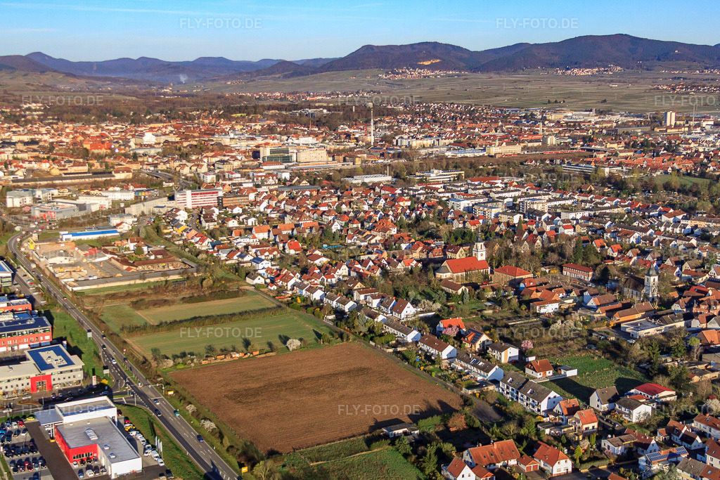 Luftbild: Breiter Weg im Ortsteil Queichheim in Landau im Bundesland Rheinland-Pfalz in Deutschland. Foto: IMG_63202.jpg vom 20.03.2014 durch Werner Riehm/FLY-FOTO.de