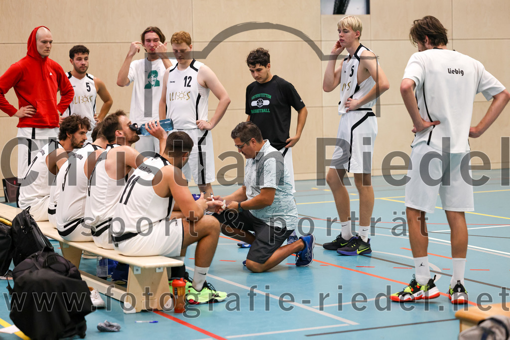 2022-10-16_043_TSV_Vaterstetten_gegen_Baskets_Vilsbiburg_2 | Vaterstetten, Deutschland, 16.10.2022:
Basketball, Bayernliga Herren Südost 2022 / 2023, 1. Spieltag, TSV Vaterstetten gegen Baskets Vilsbiburg 2, Endergebnis: 83:64

Trainer Daniel Paz (TSV Vaterstetten)

Foto: Christian Riedel / fotografie-riedel.net