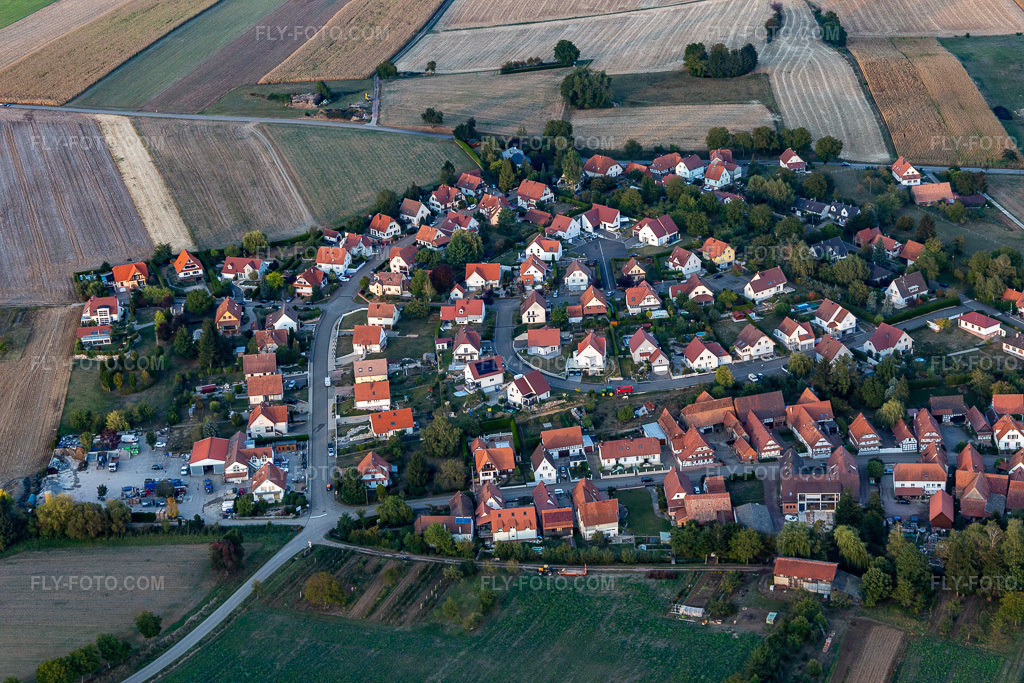 Aerial view: Rue Pasteur Stricker in Hunspach in the state Bas-Rhin, France. – Photo: IMG_123288.jpg taken on 09/30/2020 by Werner Riehm/FLY-FOTO.com – Resolution of the original: 5472 x 3648 px