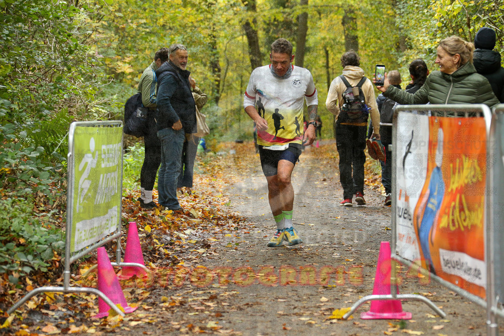 251026_1341_EX1_3861 | Sportfotografie im Rhein-Sieg Kreis, Köln, Bonn, NRW, Rheinland Pfalz, Hessen, etc. Unser Tätigkeitsfeld umfasst den Laufsport vom Volkslauf über den Marathon, Duathlon, Triathon bis zum Ultralauf wie Kölnpfad Ultra oder Schindertrail.