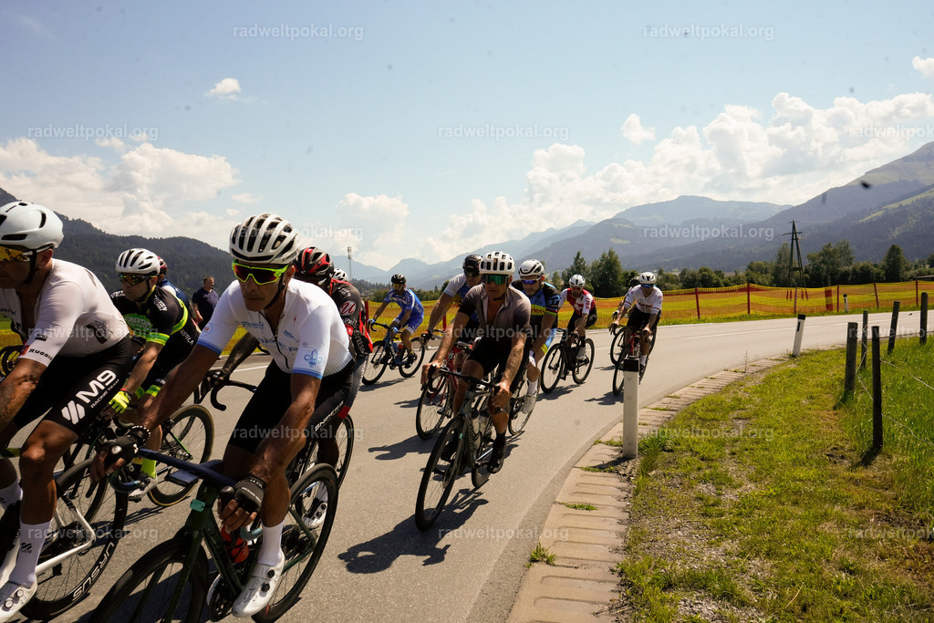 288_20230817_Bewerb_Maenner_Muehlanger | AUT - OESTERREICH, 2023-08-16: SPORT RENNRAD-FAHREN - 55. INTERNATIONALER RADWELTPOKAL IN ST. JOHANN IN TIROL  - Vintage-Radrennen mit WM-Bronze-Medaillen-Siegerin Christina Schweinberger, den Teilnehmer und Alexander Baumann (vom Orginastions-Team) - TAG 2 BEWERB MAENNER IN SECHS GRUPPEN  ; Foto: Roland Muehlanger