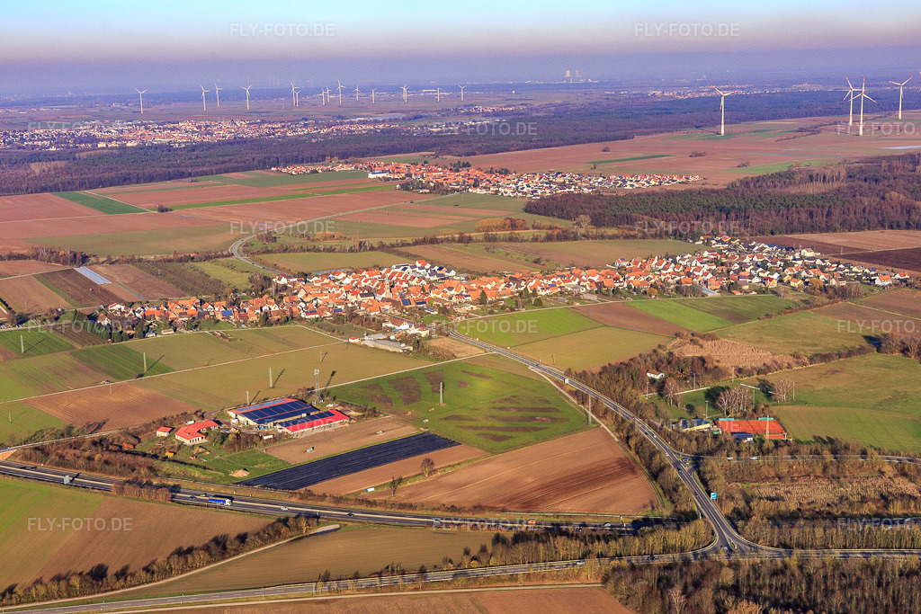 Luftbild: Ortsansicht von Südwesten in Erlenbach bei Kandel im Bundesland Rheinland-Pfalz in Deutschland. Foto: IMG_120055.jpg vom 07.02.2020 durch Werner Riehm/FLY-FOTO.de