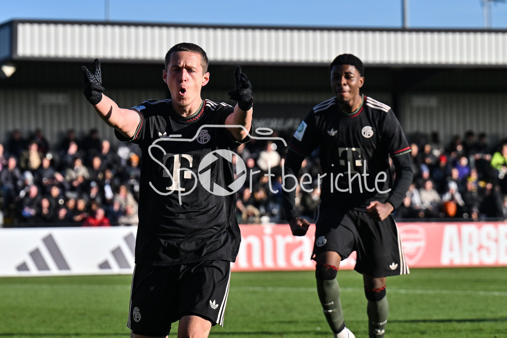 Arsenal London U19 - FC Bayern München U19 | BOREHAMWOOD, ENGLAND - 26. NOVEMBER: Jubel der Bayern nach dem Treffer zum 0-1 durch Yll GASHI (FC Bayern München U19 9) / Tor / Torschuetze / Freude / Happy / beim Ligaspiel zwischen der U19 von Arsenal London und der U19 des FC Bayern München am 5. Spieltag der UEFA Youth League im Meadow Park am 26.11.2025