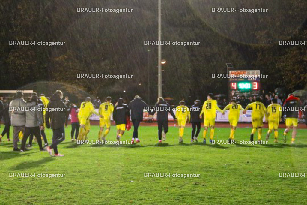 19.11.2025 SC St. Tönis - VfB Hilden | Tönisvorst, Deutschland, 20.11.2025: Die Mannschaft des SC St. Tönis jubelt über den Einzug ins Pokal Halbfinale nach dem Niederrheinpokal - Spiel zwischen SC St. Tönis und VfB Hilden am 20.11. 2025 im Tönisvorster YAYLA-Sportpark Jahn-Stadion in Tönisvorst, Deutschland. (Foto Ralph Görtz / Brauer-Fotoagentur)