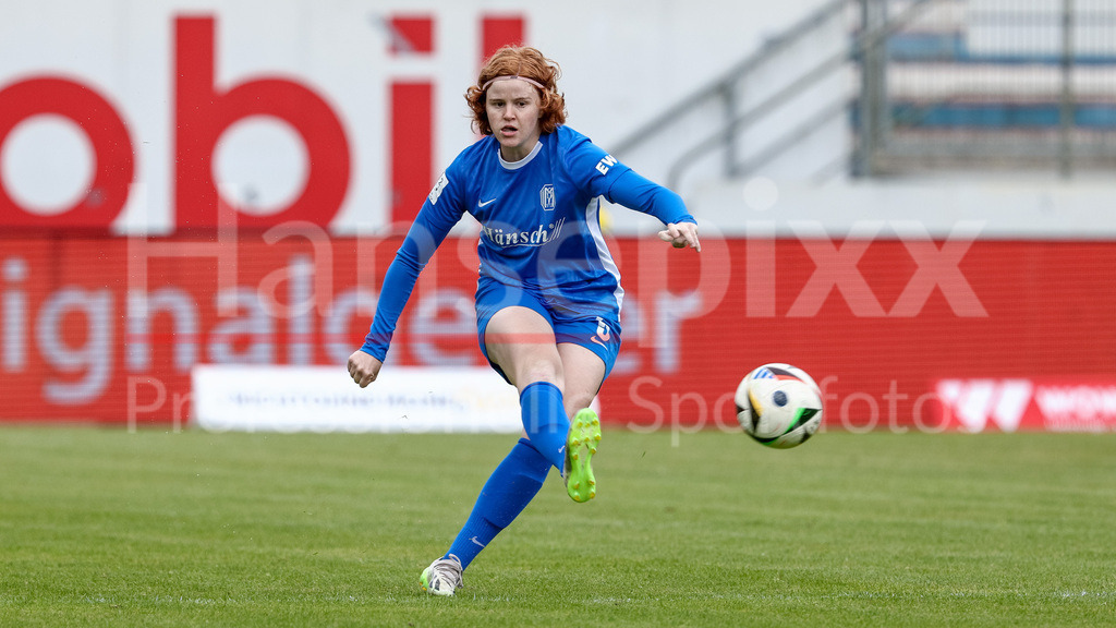 Fussball, 2. Frauen-Bundesliga, SV Meppen - Hamburger SV | Lena Göppel (SV Meppen, 5) am Ball, Freisteller, Einzelbild, Ganzkörper, Aktion, Action, Spielszene, DIE DFB-RICHTLINIEN UNTERSAGEN JEGLICHE NUTZUNG VON FOTOS ALS SEQUENZBILDER UND/ODER VIDEOÄHNLICHE FOTOSTRECKEN. DFB REGULATIONS PROHIBIT ANY USE OF PHOTOGRAPHS AS IMAGE SEQUENCES AND/OR QUASI-VIDEO.
