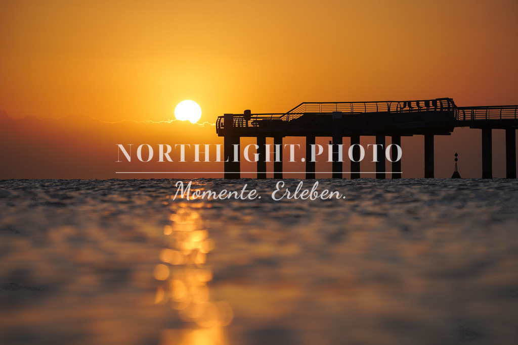 Sonnenaufgang an der Niendorfer Seebrücke | Exklusive Landschaftsfotografien von der Ostsee, ganz Deutschland und dem Rest der Welt. Gedruckt auf hochwertigen Materialien. Die Welt an deiner Wand - jetzt im Northlight.Photo Shop bestellen. - Realisiert mit Pictrs.com