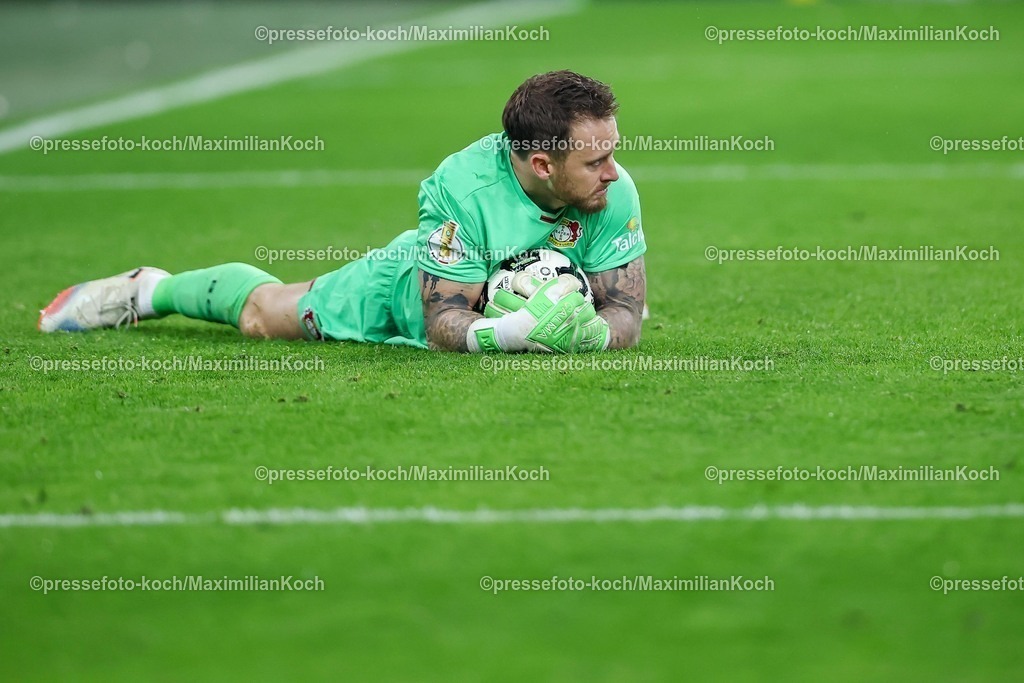 BVB02122501160 | 02.12.2025, Fußball, DFB-Pokal, Borussia Dortmund - Bayer 04 Leverkusen, Achtelfinale, Signal Iduna Park, Saison 2025 2026: Torwart Mark Flekken (Bayer04 #01) liegt auf dem Ball DFB regulations prohibit any use of photographs as image sequences and or quasi-video.