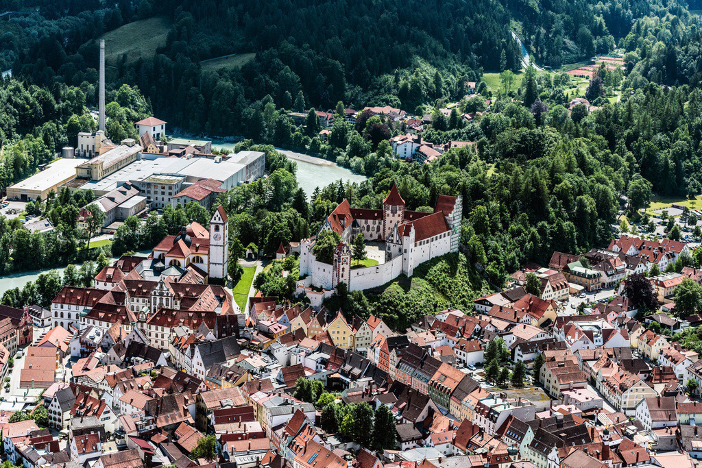 dr__0019219.jpg | FüSSEN 04.07.2017 Altstadtbereich und Innenstadtzentrum in Füssen im Bundesland Bayern, Deutschland. // Old Town area and city center in Fuessen in the state Bavaria, Germany. Foto: Daniel Reiter