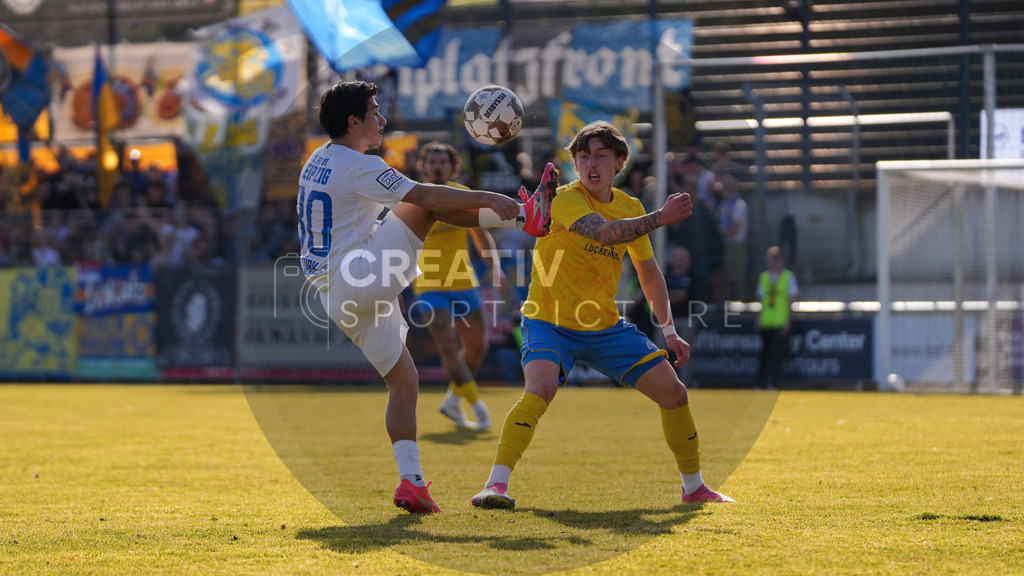 Fußball, Herren, Saison 2025/2026, Regionalliga Nordost, 24. Spieltag, FSV 63 Luckenwalde vs. 1.FC Lokomotive Leipzig, Samstag 28.02.2026, Werner-Seelenbinder-Stadion Luckenwalde, | Fußball, Herren, Saison 2025/2026, Regionalliga Nordost, 24. Spieltag, FSV 63 Luckenwalde vs. 1.FC Lokomotive Leipzig, Samstag 28.02.2026, Werner-Seelenbinder-Stadion Luckenwalde, Im Bild: Eren Öztürk (l. Leipzig) und Tim Schleinitz (r. Luckenwalde) - Realisiert mit Pictrs.com