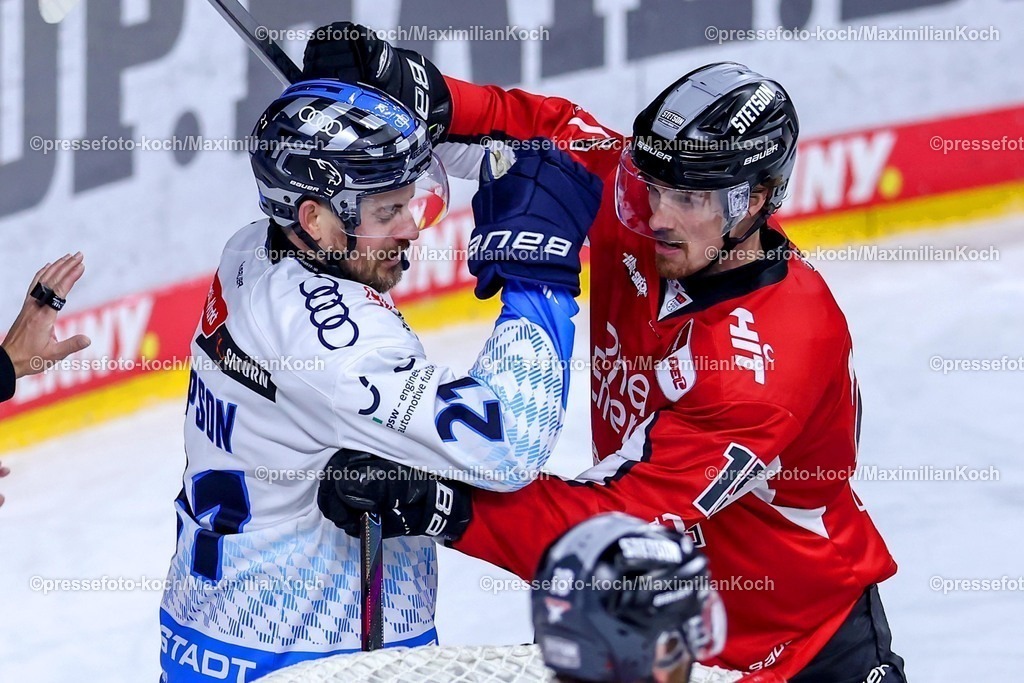 KEC1404251092 | 14.04.2025, Eishockey, DEL Play-offs, Kölner Haie - ERC Ingolstadt, Halbfinale Spiel 6, Lanxess-Arena Köln: Handgemenge zwischen Wayne Simpson (ERC Ingolstadt #21) und Louis-Marc Aubry (Kölner Haie #15) Prügelei Schlägerei Rangelei