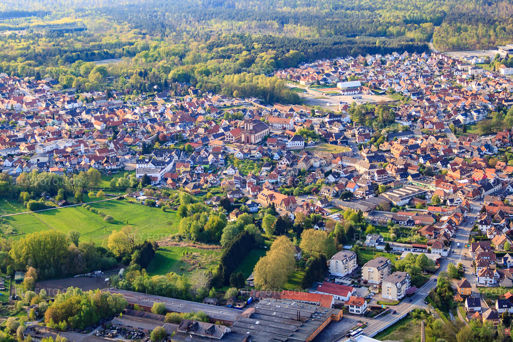 Aerial view: View of the town from the southeast in Soufflenheim in the state Bas-Rhin, France. – Photo: IMG_39480.jpg taken on 04/14/2011 by Werner Riehm/FLY-FOTO.com – Resolution of the original: 4752 x 3168 px