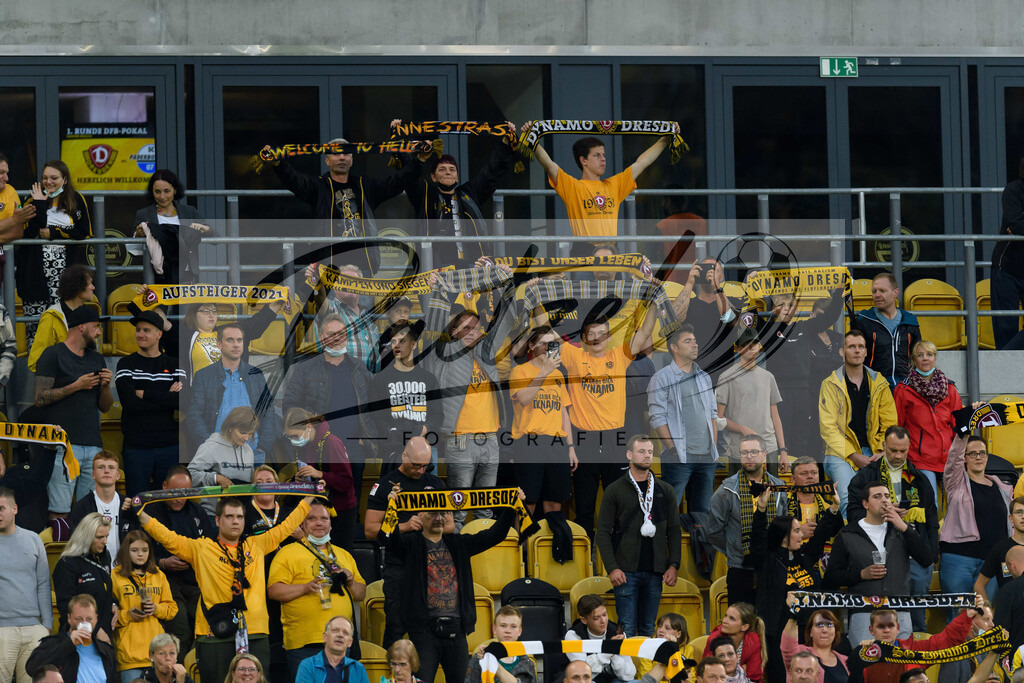 DREPAD20210806_005 | Fussball, Herren: . Fans von SG Dynamo Dresden beim Spiel der 1. Runde im DFB-Pokal zwischen SG Dynamo Dresden und SC Paderborn 07 im Rudolf-Harbig-Stadion am 06.08.2021 in Dresden, Deutschland.DFB / DFL REGULATIONS PROHIBIT ANY USE OF PHOTOGRAPHS AS IMAGE SEQUENCES AND/OR QUASI-VIDEO. - Realisiert mit Pictrs.com