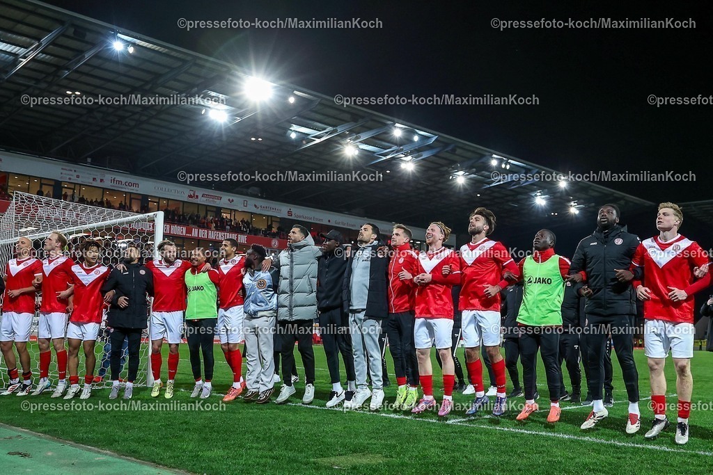 RWE06042501162 | 2025.04.06, Fußball, 3.Liga, Rot-Weiss Essen - FC Hansa Rostock, Stadion Hafenstraße, Saison 2024 2025: Abschlussjubel der Essener Mannschaft nach dem 2:1 SiegDFB regulations prohibit any use of photographs as image sequences and or quasi-video.
