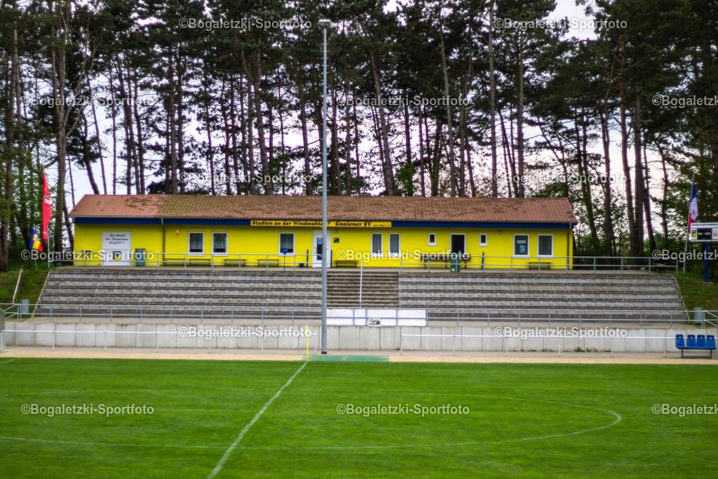 Stadion an der Windmühle, Heimspielstätte des Gnoiener SV | Stadion an der Windmühle: Blick auf die Haupttribüne mit Vereinsheim des Gnoiener SV im Jahr 2015 - Realisiert mit Pictrs.com