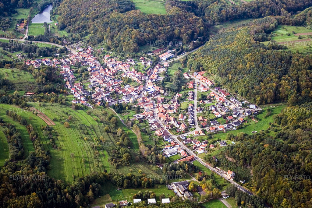 Luftbild: Dorf im Pfälzerwald von Osten in Silz im Bundesland Rheinland-Pfalz in Deutschland. Foto: IMG_4410.jpg vom 22.10.2006 durch Werner Riehm/FLY-FOTO.de
