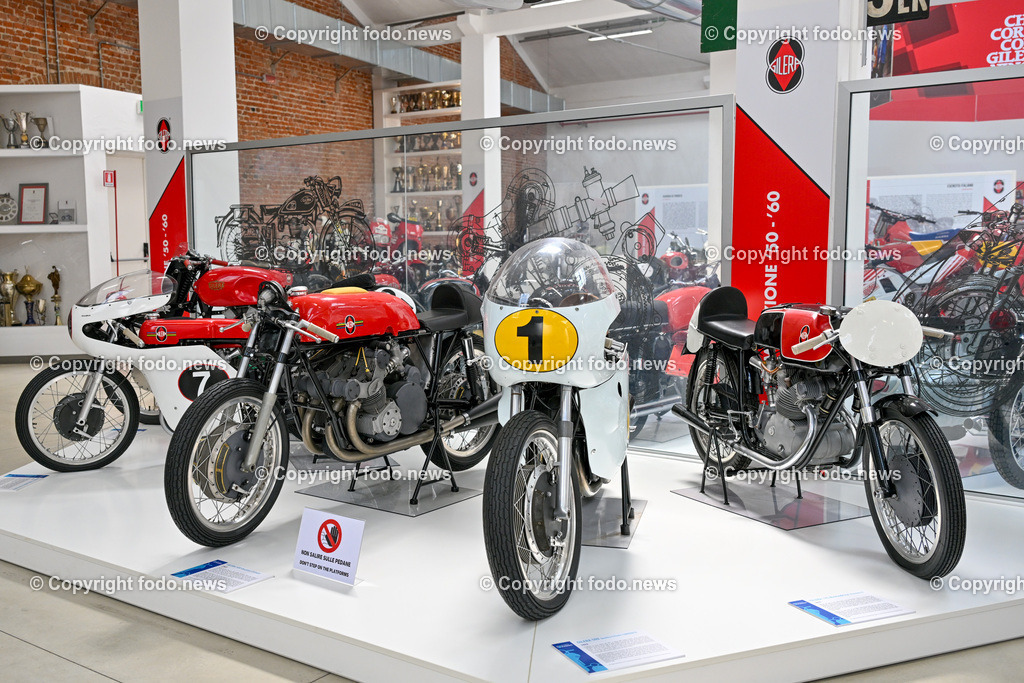 Italien_ Toskana_ Provinz Pisa_ Pontedera_ Vespa_ 29.05.2024-71 | 29.05.2024, Italien, ITA, Toskana, Pontedera im Bild Piaggio, Vespa, Museum

Piaggio ist ein italienischer Fahrzeughersteller mit Sitz in Pontedera. Das Unternehmen produziert verschiedene Mofas und Motorroller, unter anderem die Vespa, das Lastendreirad Ape sowie den Kleintransporter Porter. Zum Konzern gehören auch die Motorradmarken Aprilia, Derbi, Gilera, Laverda und Moto Guzzi. 
Quelle: Wikipedia
