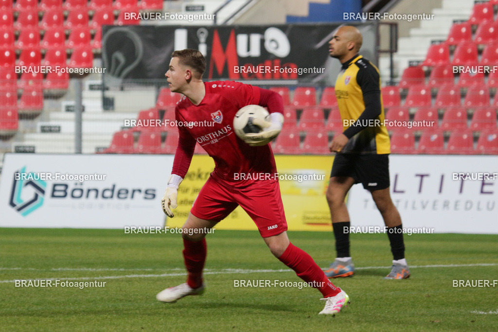 KFC Uerdingen - Ratingen 04/19 | Krefeld, Deutschland, 02.12.25 Jonas Holzum (KFC Uerdingen) in Aktion während des Oberliga Niederrhein Spiels zwiachen KFC Uerdingen - Ratingen 04/19 im Krefelder Grotenburg Stadion am 02. Dezember 2025 in Krefeld (Foto von Ralph Görtz / Brauer-Fotoagentur)