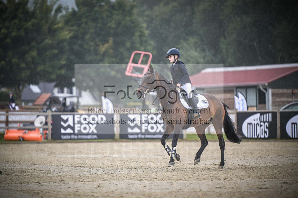DOS_0082 | Entdecke hochwertige Reitturnierfotos von Foto Oger. Professionell, emotional und authentisch – jetzt Lieblingsmomente im Shop bestellen.Deutschlandweite Turnierfotografie. - Realisiert mit Pictrs.com