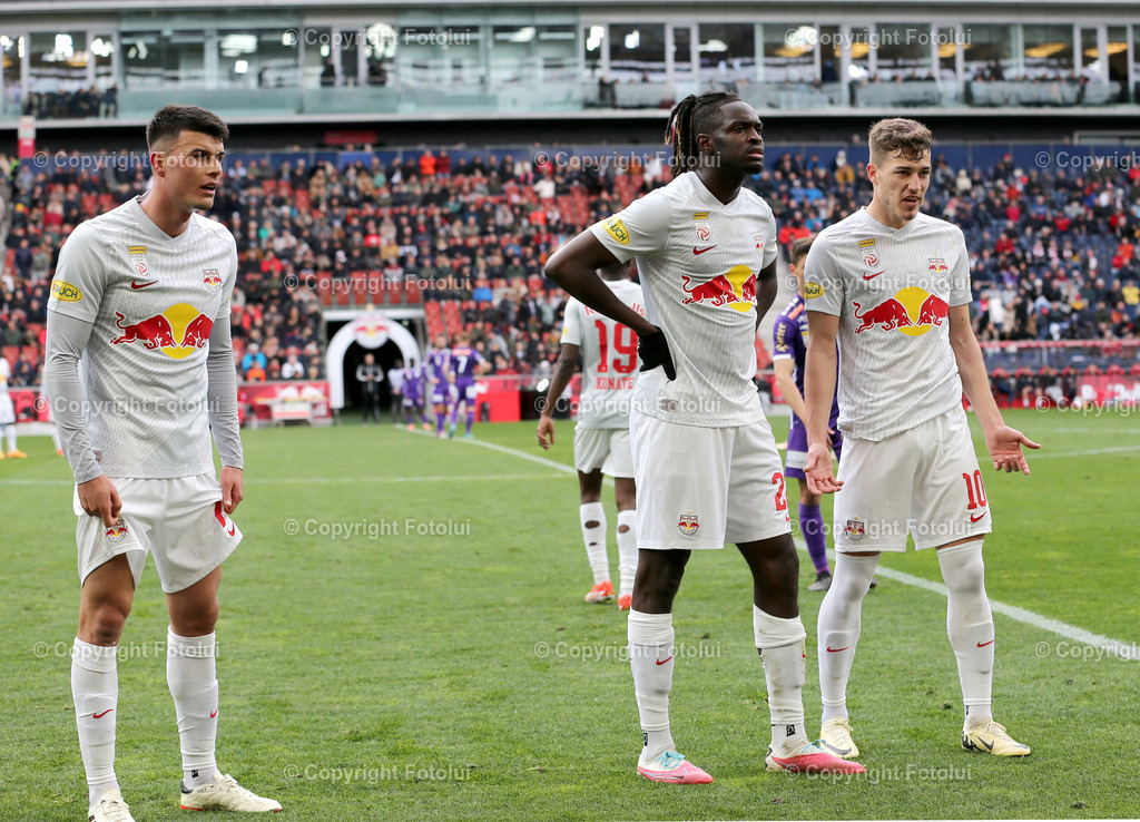 A_LUI_21042024_02 | SPORT,FUSSBALL.ADMIRAL BUNDESLIGA RED BULL SALZBURG-AUSTRIA KLAGENFURT. 21.04.2024 IM BILD: WARTEN AUF DIE ENTSCHEIDUNG VON VAR ( ALLE SALZBURG) FOTO.FOTOLUI/MW