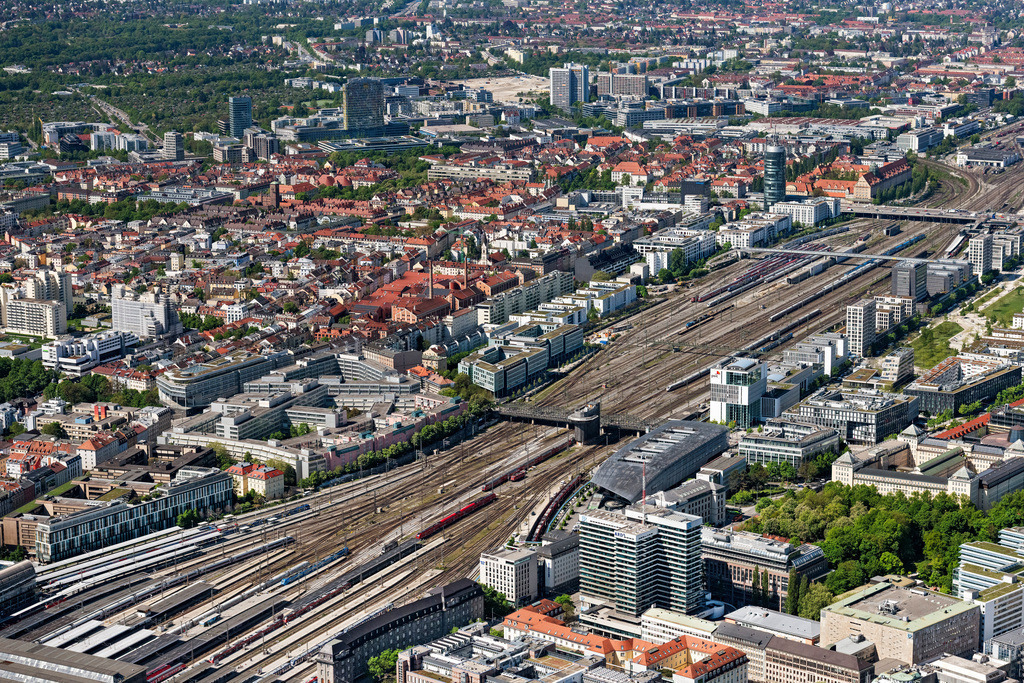 dr__0064140.jpg | MüNCHEN 29.04.2025 Eisenbahn- Brückenbauwerk zur Streckenführung der Bahn- Gleise " Hackerbrücke " an der Grasserstraße im Ortsteil Maxvorstadt in München im Bundesland Bayern, Deutschland. Weiterführende Informationen bei: DB InfraGO AG,  Deutsche Bahn AG. // Railway bridge building to route the train tracks " Hackerbruecke " on an der Grasserstrasse in the district Maxvorstadt in Munich in the state Bavaria, Germany. Further information at: DB InfraGO AG,  Deutsche Bahn AG. Foto: Daniel Reiter