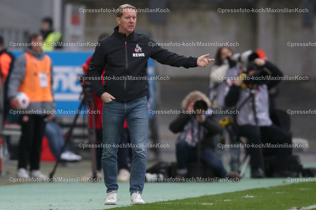 RWE06012401012 | 06.01.2024, Essen, Fußball, Herren, Stadion an der Hafenstraße, Testspiel, Rot-Weiss Essen – 1. FC Köln:  Cheftrainer Timo Schultz (1.FC Köln) steht gestikuliered am Spielfeldrand . 
DFB regulations prohibit any use of photographs as image sequences and or quasi-video.