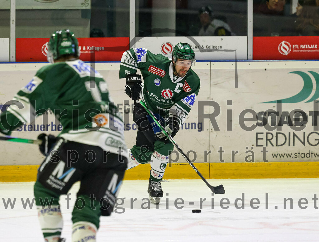 2023-11-17_081_TSV_Erding_gegen_EA_Schongau | Erding, Deutschland, 17.11.2023:
Eishockey, Bayernliga Vorrunde 2023 / 2024, 10. Spieltag, TSV Erding gegen EA Schongau, Endergebnis: 12:4

Philipp Michl (Erding Gladiators, #77)

Foto: Christian Riedel / fotografie-riedel.net