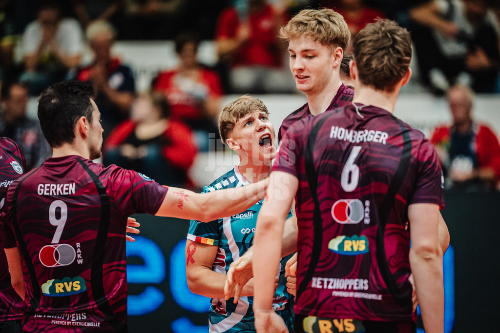 Volleyball | Herren | Saison 2025/2026 | Volleyball Ligacup | SWD powervolleys Düren vs. Energiequelle Netzhoppers KW | 12.10.2024 | v.l. Tim Türpe (#8, Energiequelle Netzhoppers KW) jubelt richtung Carl Möller (#7, Energiequelle Netzhoppers KW)