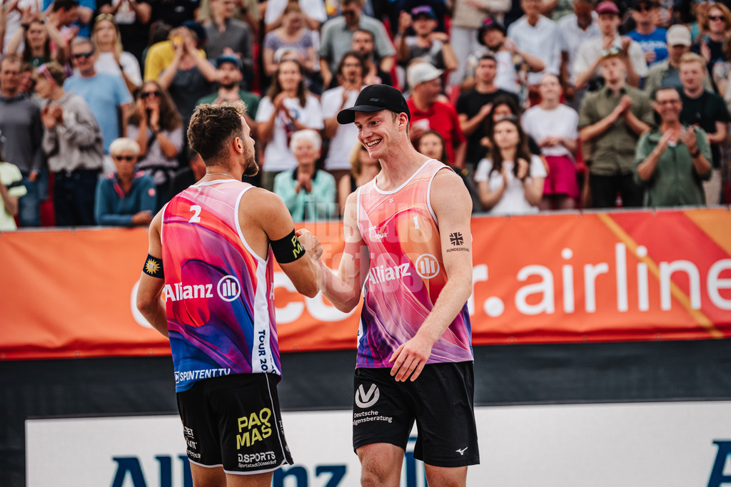 Beachvolleyball | Männer | Allianz German Beach Tour 2024 | Tourstop Kühlungsborn 2 | 17.08.2024 | v.l. Jonas Sagstetter und Philipp Huster