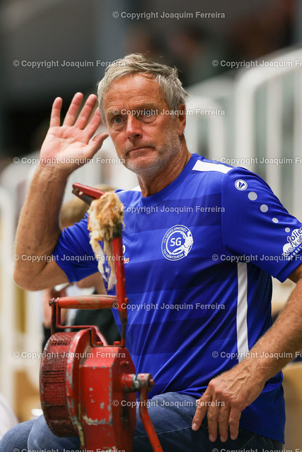 msgvshan_0028 | despor 2022.10.23 HB Männer Oberliga MSG Umstadt/Habitzheim - HSG Hanau II emspor, emonline, despor,  v.l., Der Edel Fan, Safty 
 - Realisiert mit Pictrs.com
