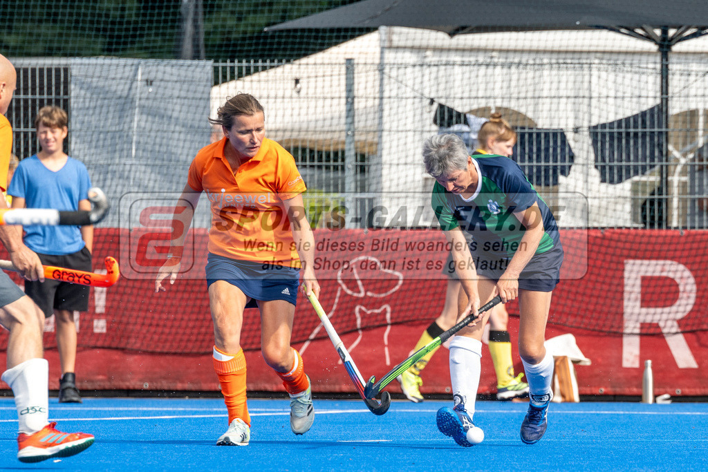 SFE_20240818_0036 | Krefeld, Deutschland, 18.08.2024:  European Cup for Recreational Hockey Players im KTHC Stadion Rot-Weiss Köln Tennis and Hockey Club am 18.08.2024 in Krefeld, Deutschland. (Foto von Stephan Fehrmann)Krefeld, Germany, 18.08.2024: European Cup for Recreational Hockey Players in KTHC Stadion Rot-Weiss Köln Tennis and Hockey Club at 18.08.2024 in Krefeld, Deutschland. (Foto from Stephan Fehrmann)