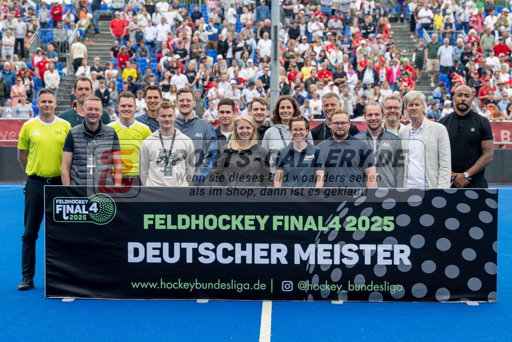 Final4_20250601-1617-Z82_9488 | Krefeld, Deutschland, 01.06.2025:  Feldhockey Final4 2025 – „Deutsche Feldhockey-Meisterschaften 2025“ Crefelder HTC - Rot-Weiss Köln (Finale Herren) im Gerd-Wellen-Hockeyanlage am 01.06.2025 in Krefeld, Deutschland. (Foto von Kramhöller/Fehrmann/Kaste)Krefeld, Germany, 01.06.2025: Feldhockey Final4 2025 – „Deutsche Feldhockey-Meisterschaften 2025“ Harvestehuder HTC - Düsseldorfer HC (Finale Damen) in Gerd-Wellen-Hockeyanlage at 01.06.2025 in Krefeld, Deutschland. (Foto from Kramhöller/Fehrmann/Kaste)