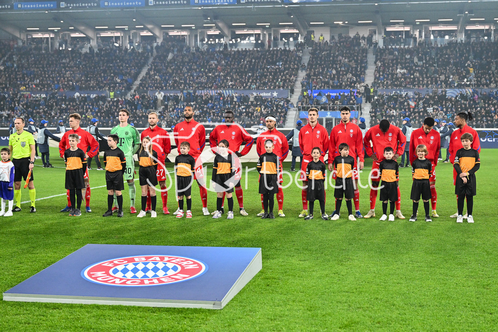 Atalanta Bergamo - FC Bayern München | BERGAMO, ITALY - 10. MARCH: the starting 11 form Bayern Munich in Bergamo - Joshua KIMMICH (FC Bayern Munich 6), Jonas Kurt URBIG (FC Bayern Munich 40), Konrad LAIMER (FC Bayern Munich 27), Jonathan TAH (FC Bayern Munich 4), Dayot UPAMECANO (FC Bayern Munich 2) Serge GNABRY (FC Bayern Munich 7), Josip STANISIC (FC Bayern Munich 44), Aleksandar PAVLOVIC (FC Bayern Munich 45), Luis DIAZ (FC Bayern Munich 14), Michael OLISE (FC Bayern Munich 17), Nicolas JACKSON (FC Bayern Munich 11)  -